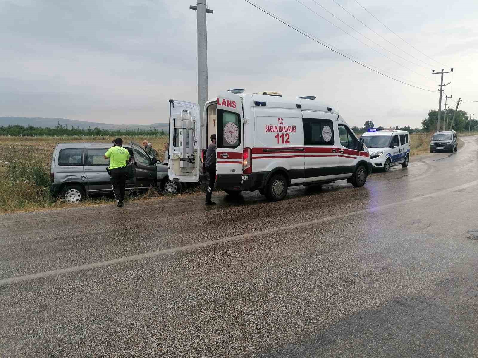 Manyas’ta elektrik direğine çarpan sürücü yaralandı
