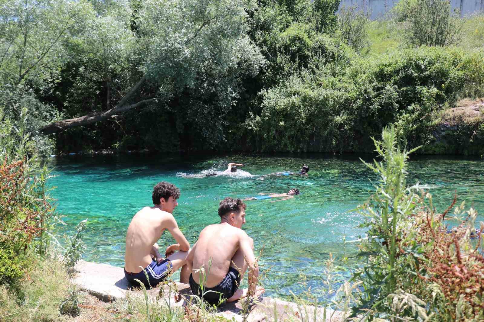 Girilmesi yasak olan gölete girenlere binlerce lira ceza kesildi
