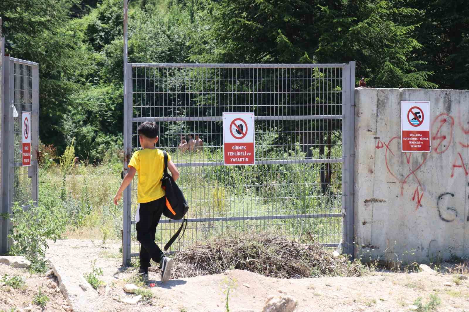 Girilmesi yasak olan gölete girenlere binlerce lira ceza kesildi
