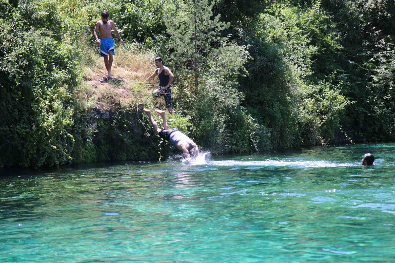 Girilmesi yasak olan gölete girenlere binlerce lira ceza kesildi
