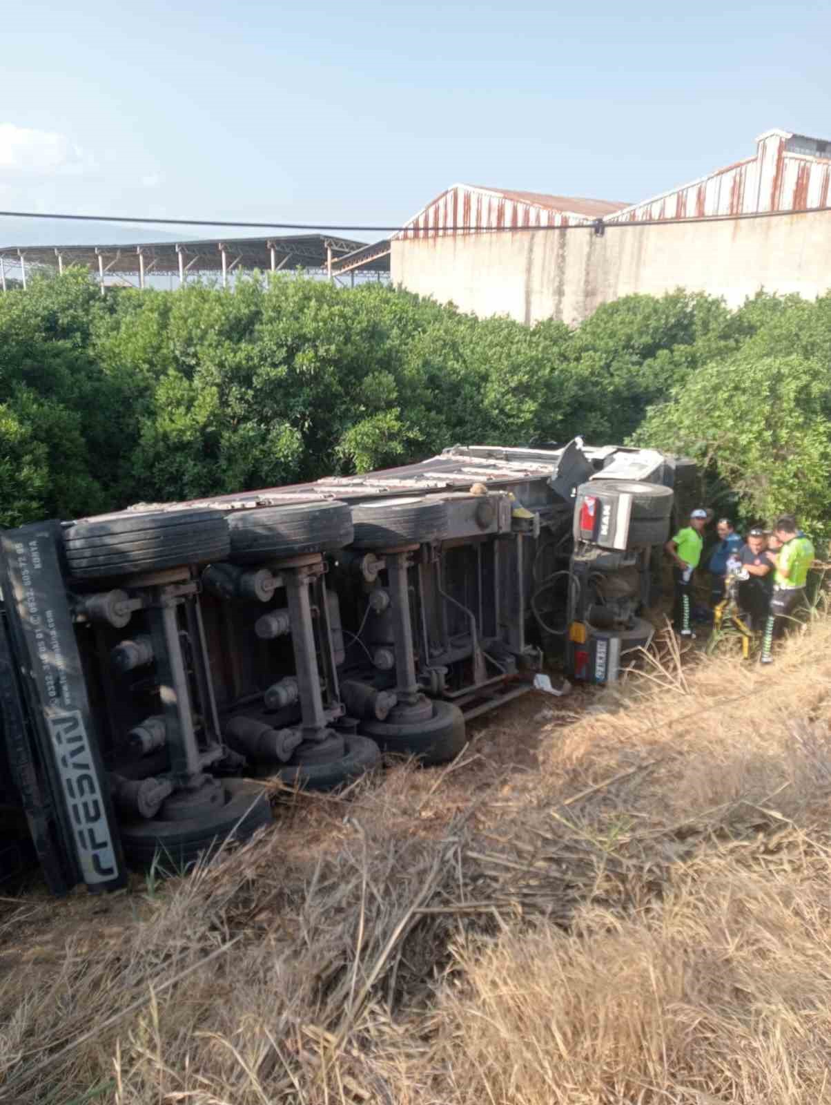 Sürücüsünün kontrolünü kaybettiği tır, karşı şeride geçip bahçeye devrildi
