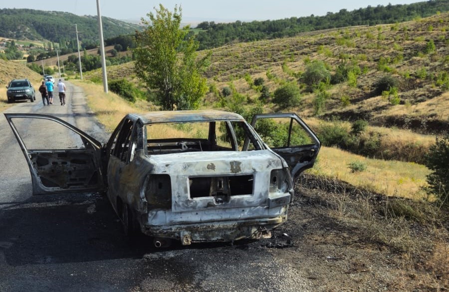 Seyir halindeki otomobil alev alev yandı
