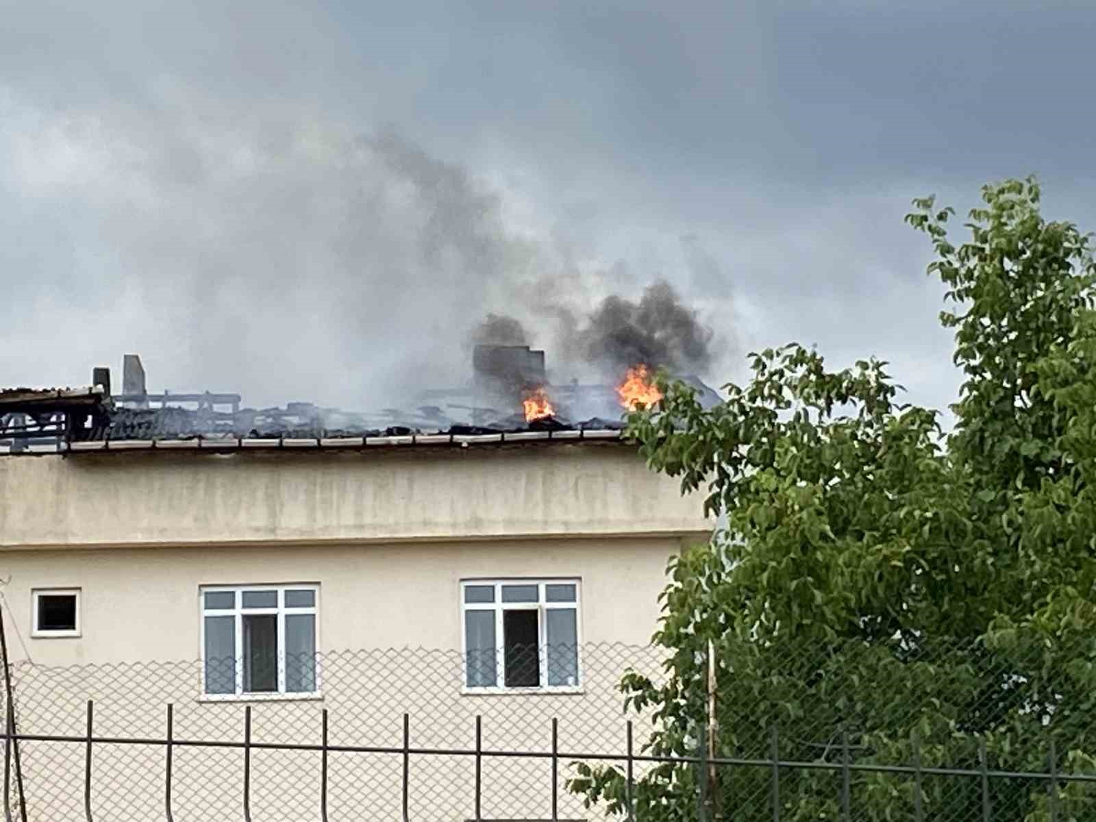 Öğrenci yurdu lojmanı alevlere teslim oldu
