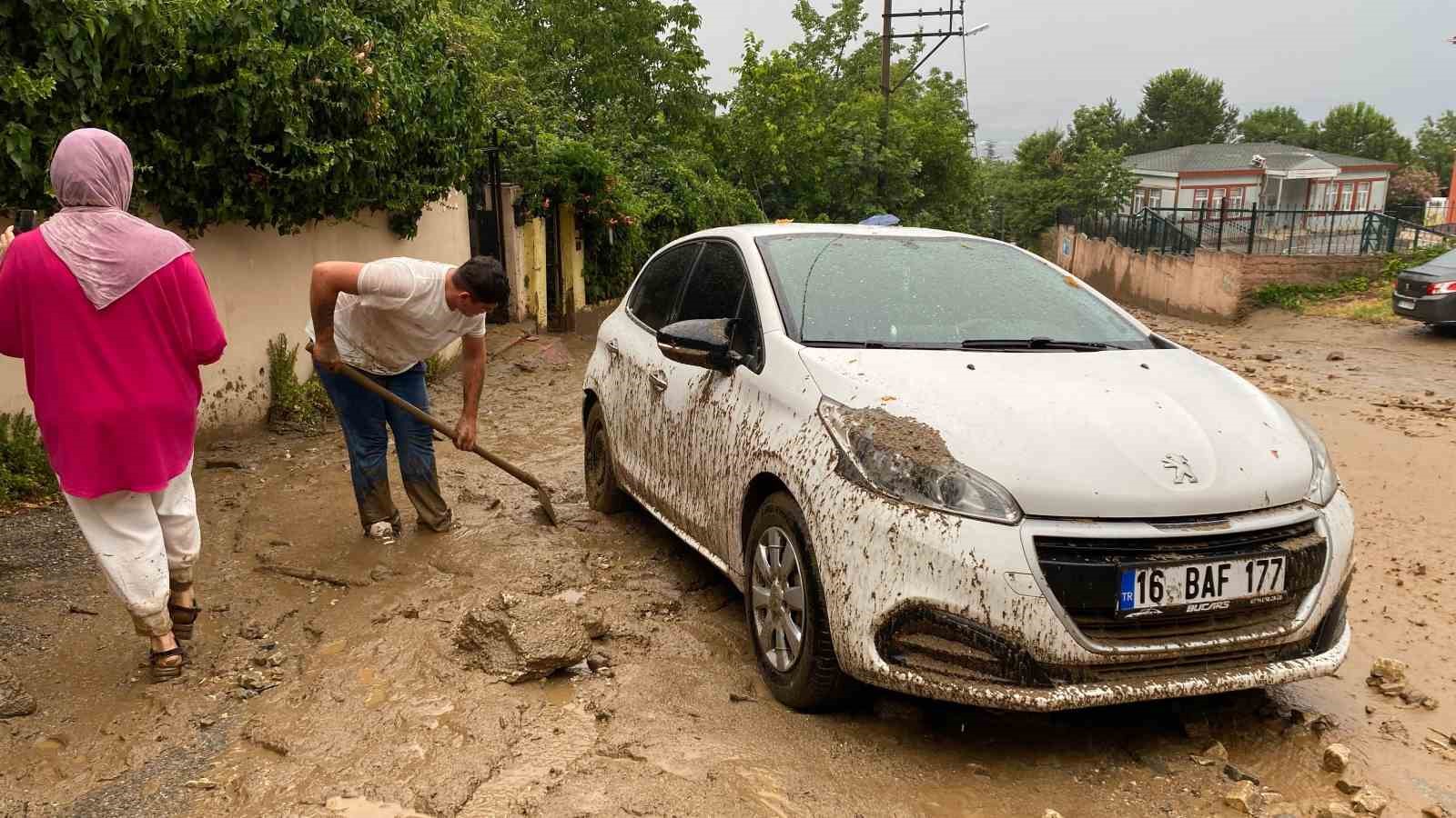 Bursa’da taşan dere araçları önüne kattı
