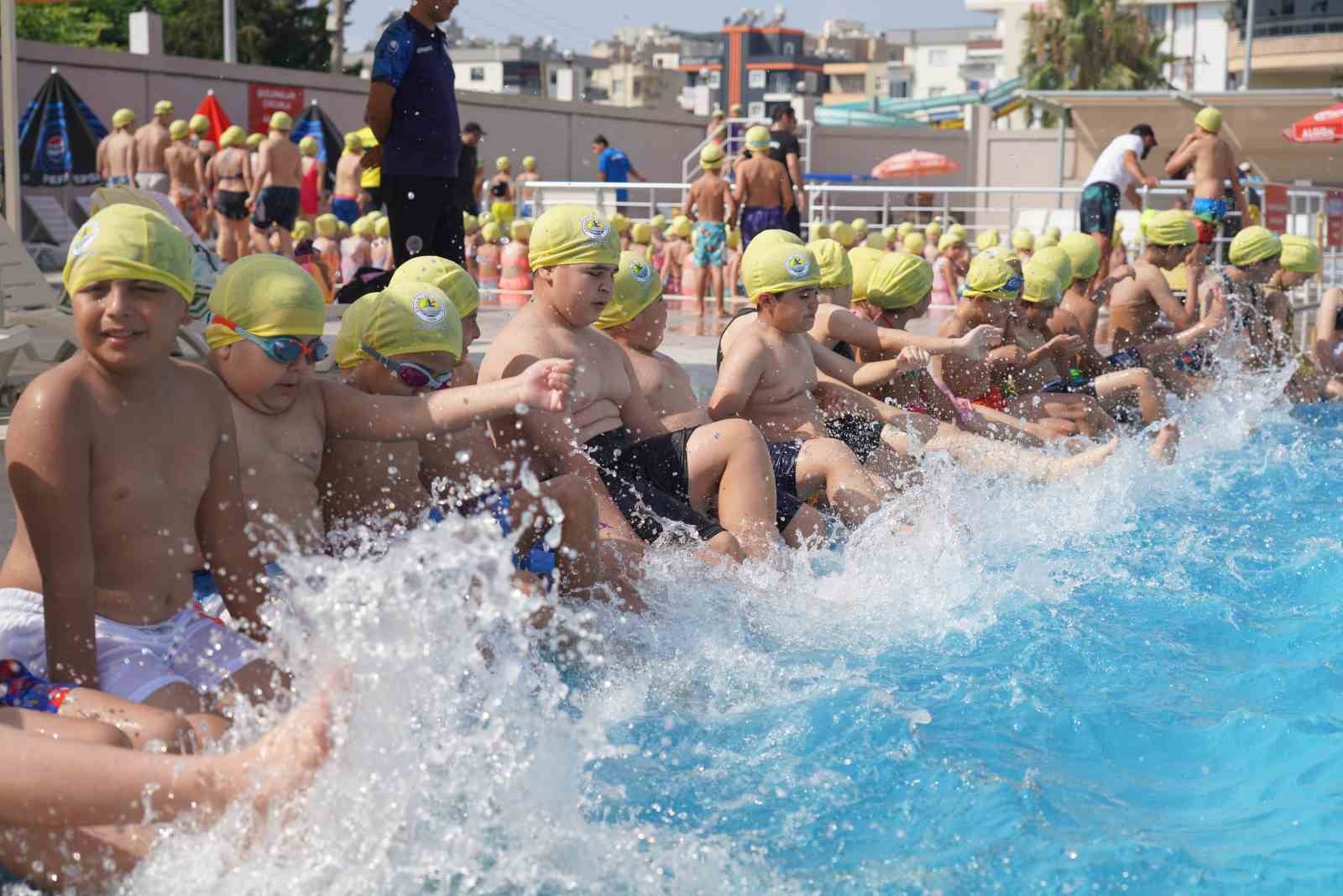 Erdemli’de çocuklar yüzme kursuna akın etti
