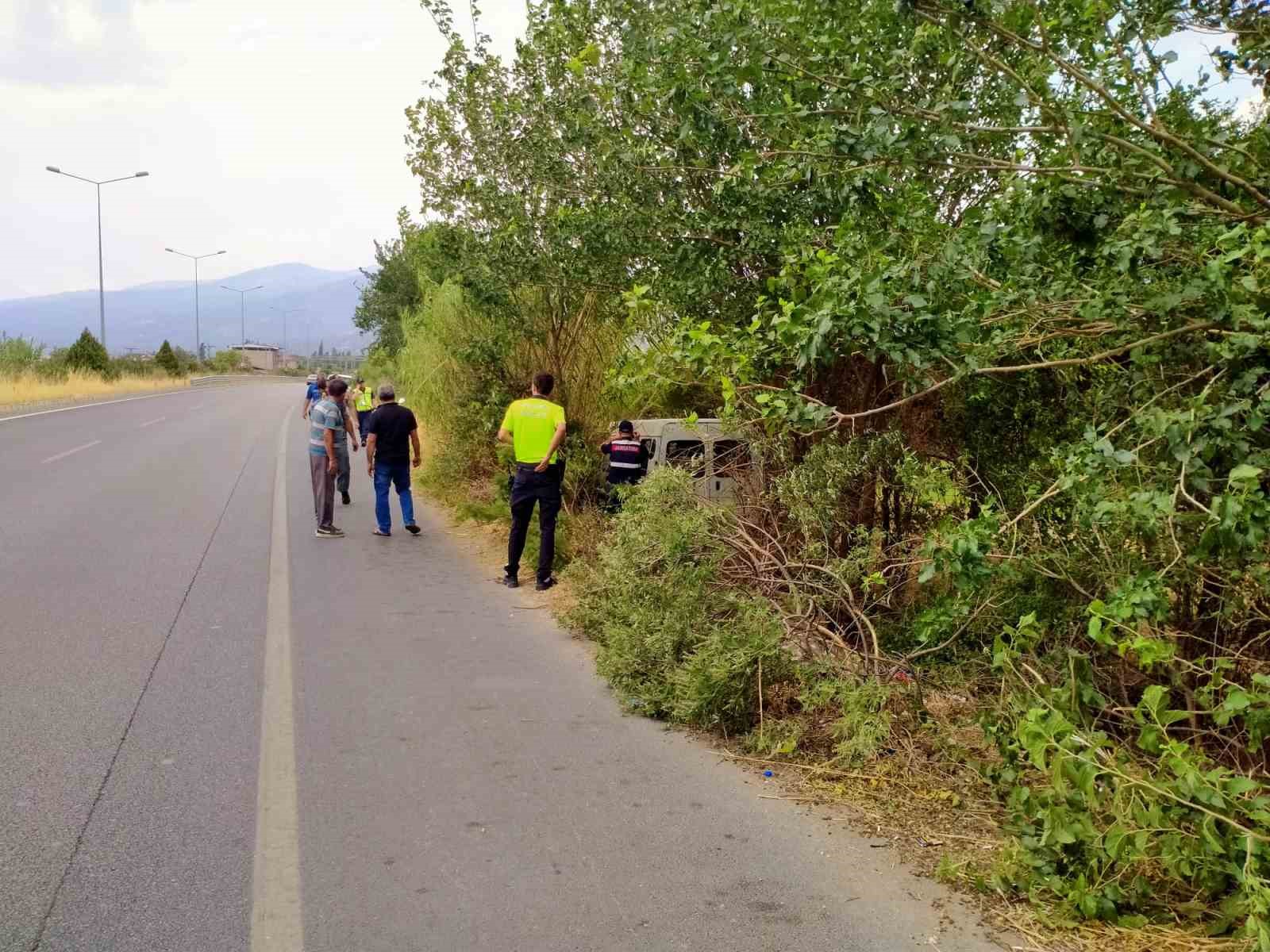 Yoldan çıkan ticari araç ağaca çarptı: 2 yaralı
