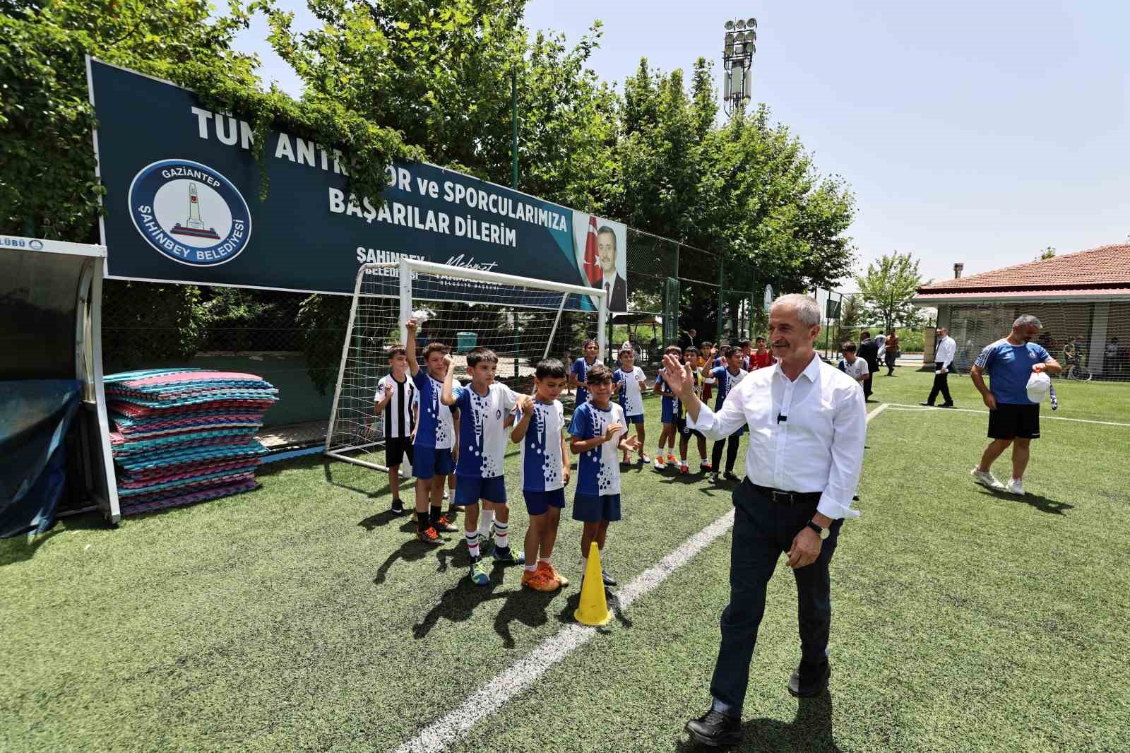 Başkan Tahmazoğlu: “Gençlerimiz en az bir branşta spor yapmalı”
