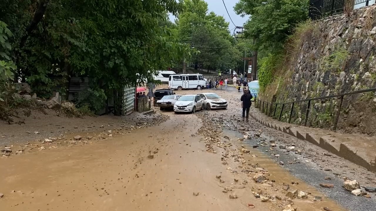 Bursa’da taşan dere araçları böyle önüne kattı...Araçların sürüklenmesi kamerada
