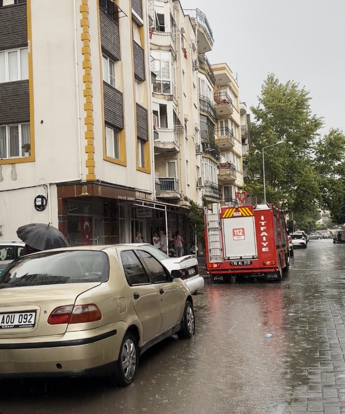 Akhisar’da apartmanın çatısına yıldırım düştü
