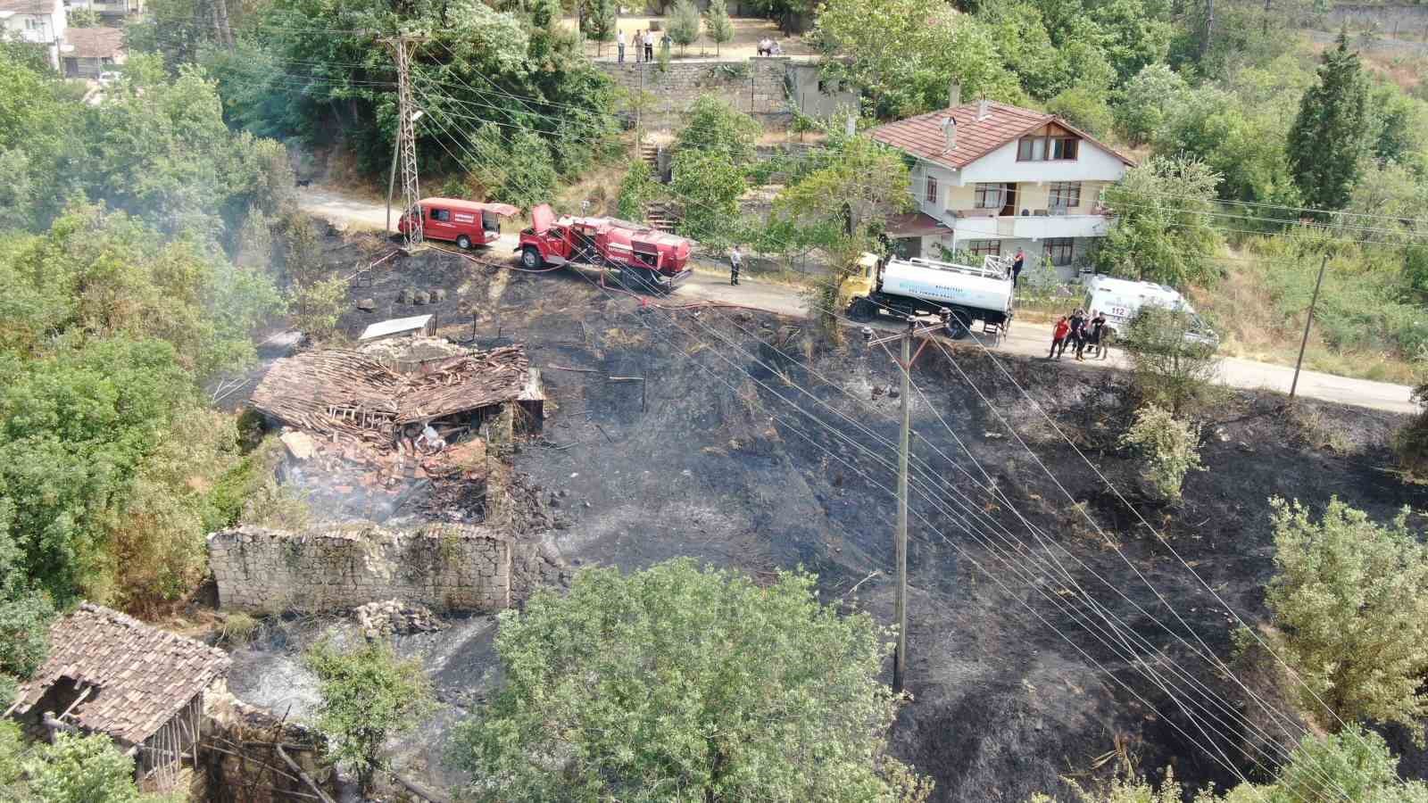 Anız yangını evlere sıçramadan söndürüldü
