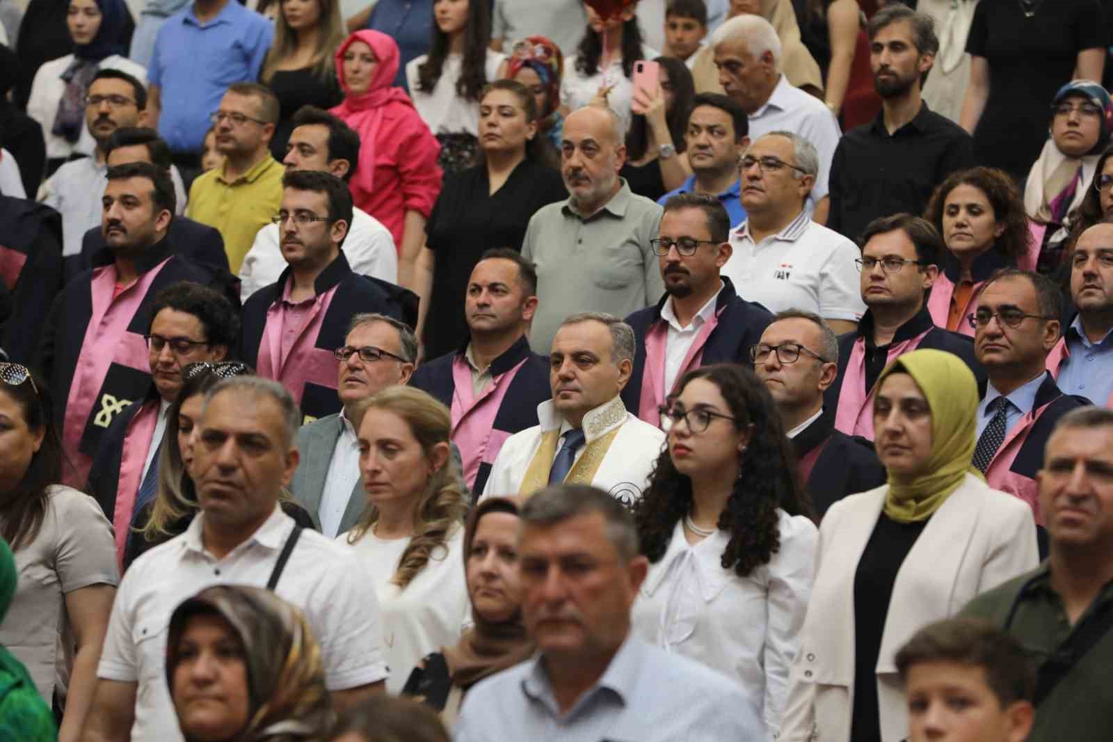 ERÜ Mühendislik Fakültesi dönem mezunlarını verdi
