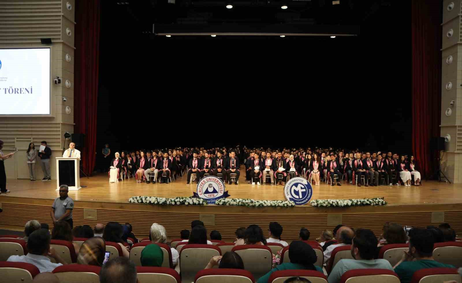 ERÜ Mühendislik Fakültesi dönem mezunlarını verdi
