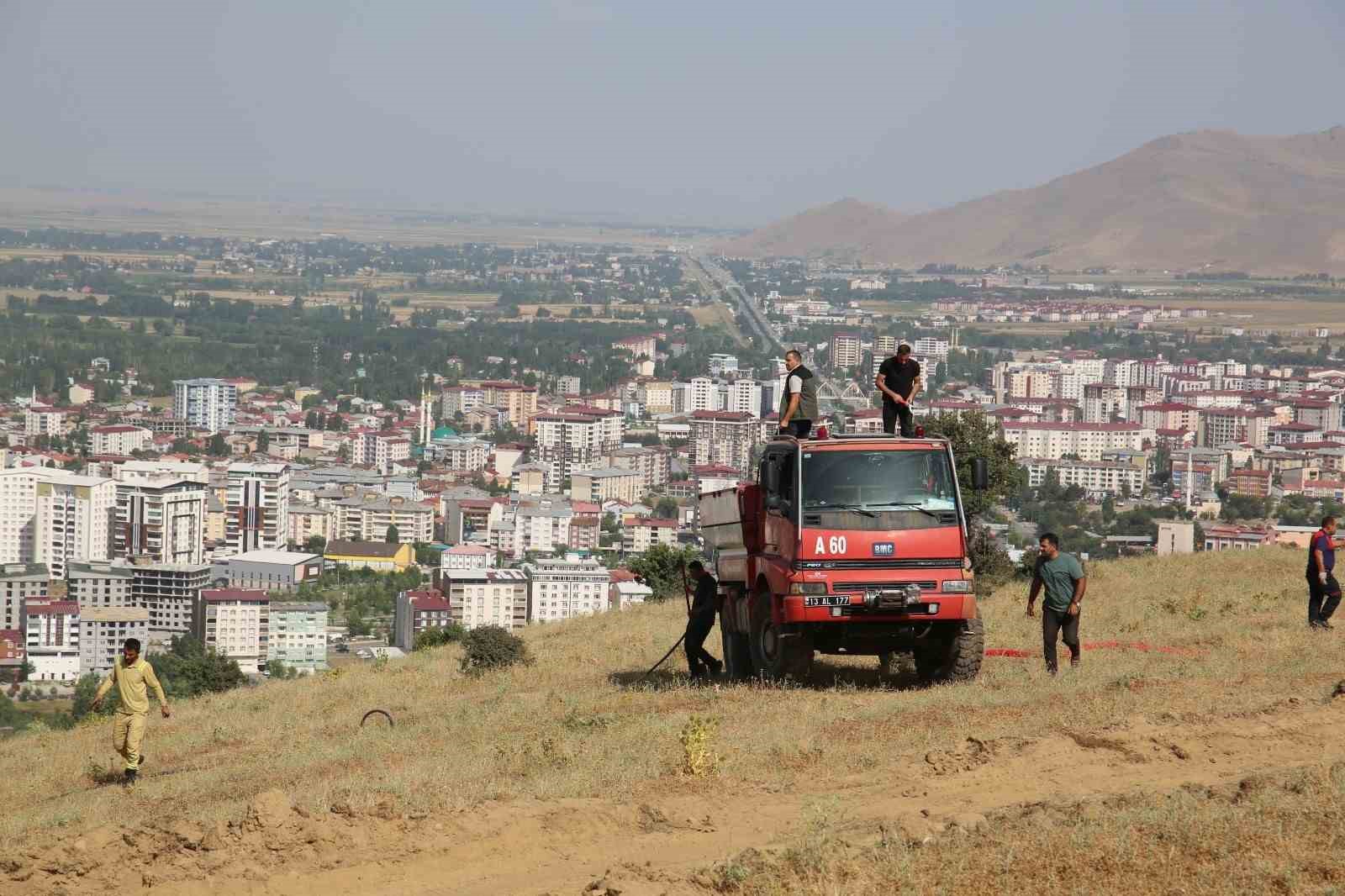 Muş’ta çıkan örtü yangını kontrol altına alındı
