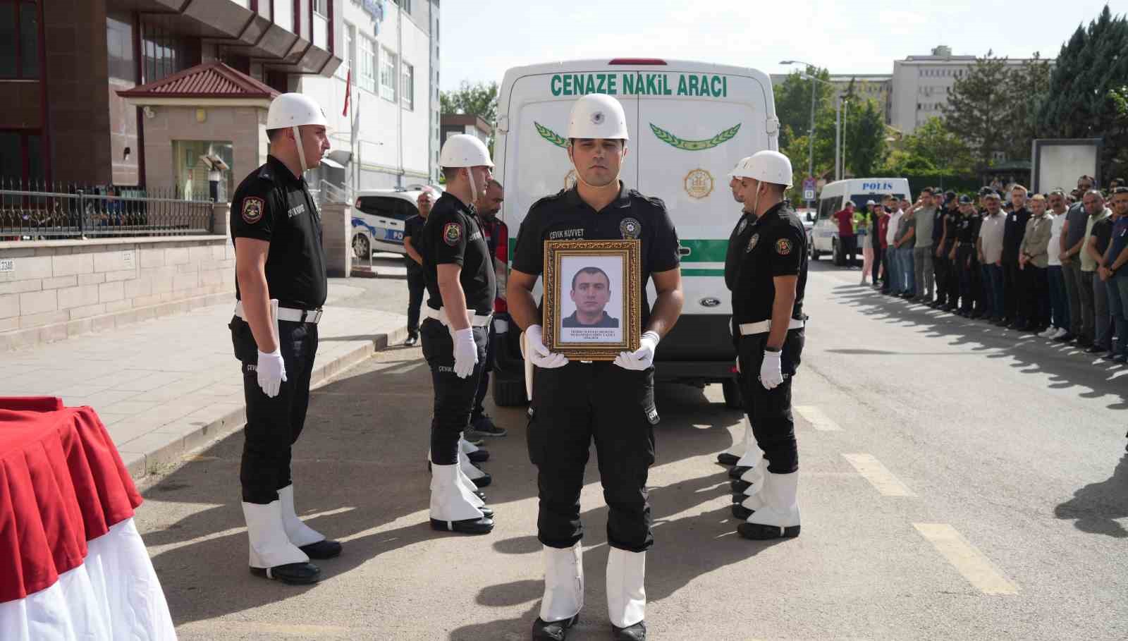 2 aylık evliydi, kazada hayatını kaybetti: Genç polisin cenazesi memleketine uğurlandı
