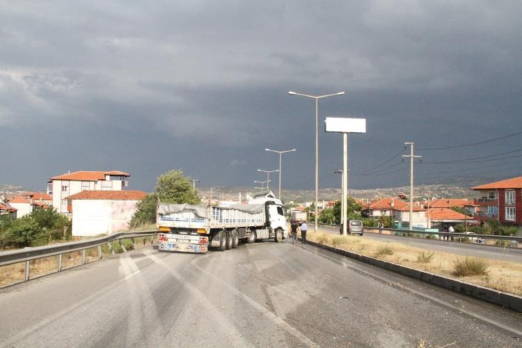 Yağışlı hava kazayı da beraberinde getirdi
