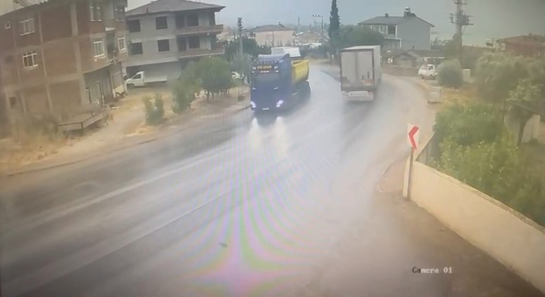 Kaygan yolda virajı alamayan tır yolu kapattı: Kaza kameraya yansıdı
