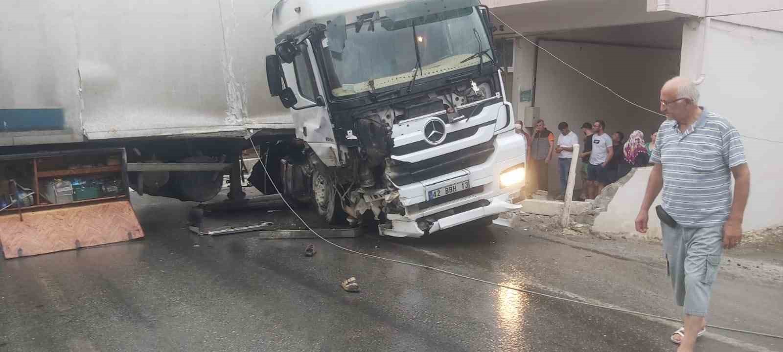 Kaygan yolda virajı alamayan tır yolu kapattı: Kaza kameraya yansıdı
