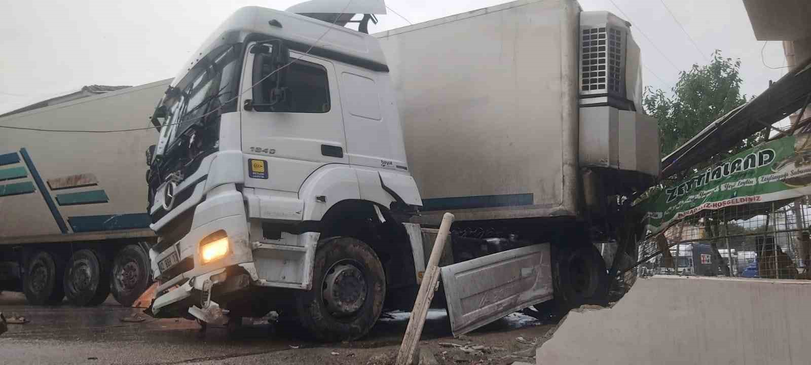 Kaygan yolda virajı alamayan tır yolu kapattı: Kaza kameraya yansıdı
