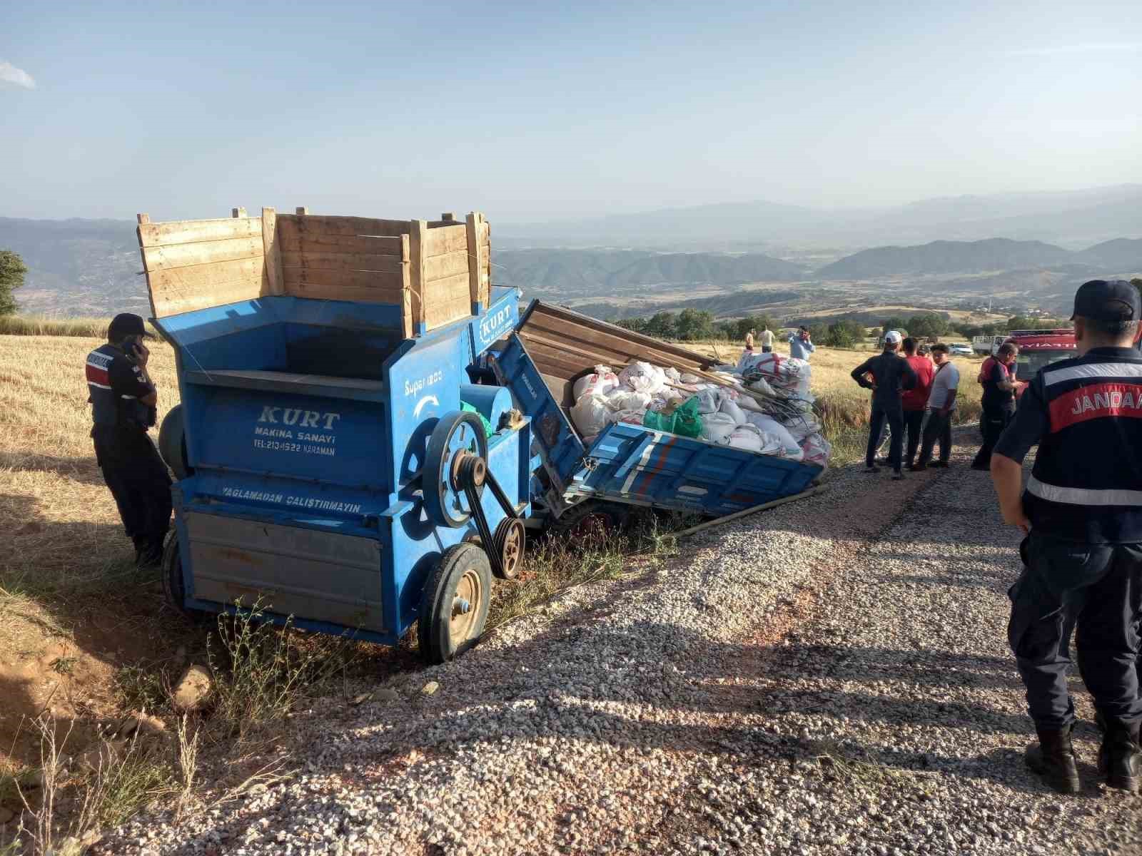 Traktör şarampole devrildi: 5 yaralı
