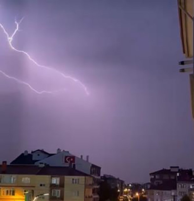 Bolu’da şimşekler geceyi aydınlattı
