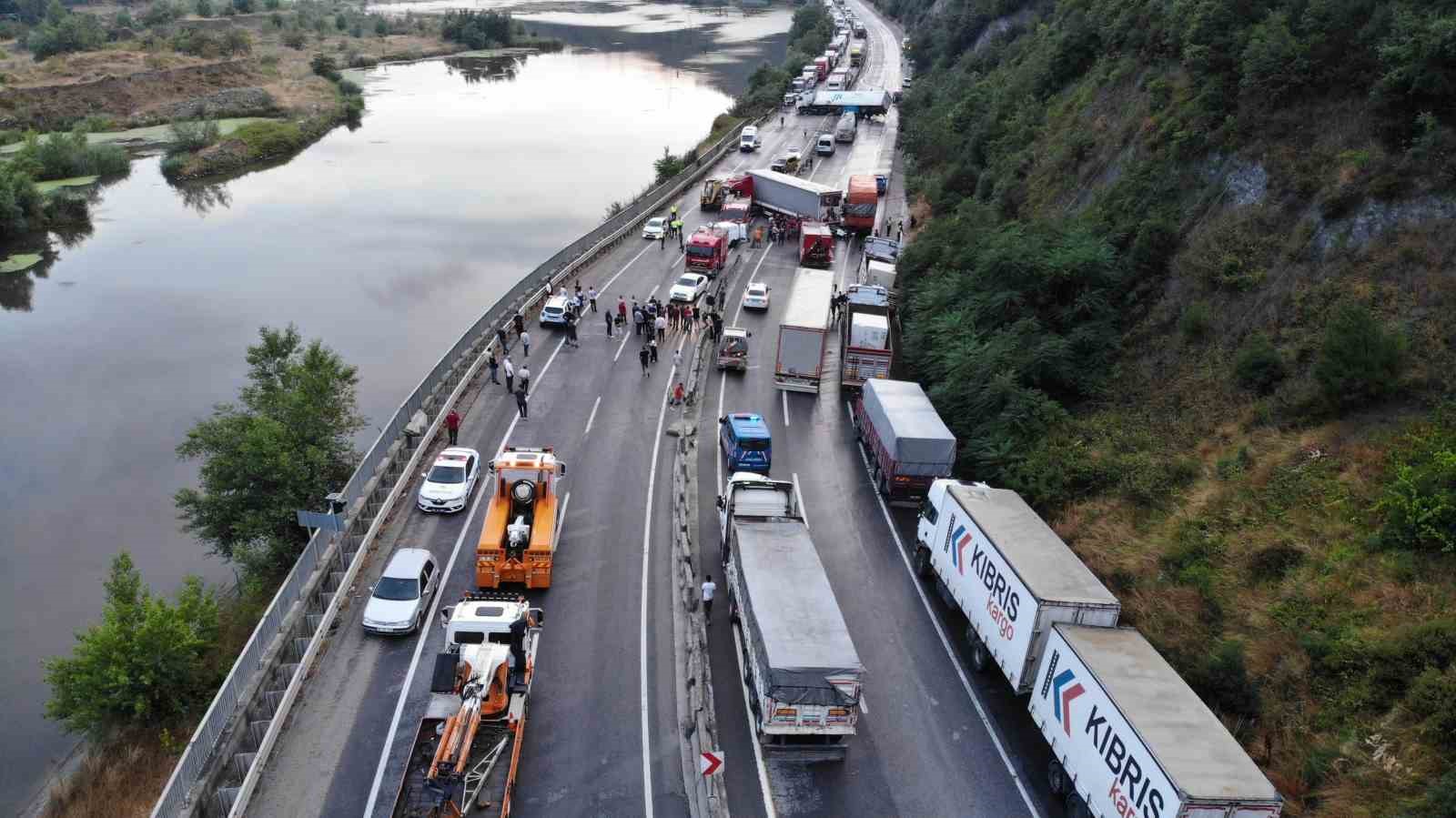 Sakarya’da 8 araçlı feci kaza: 1 ölü, 6 yaralı
