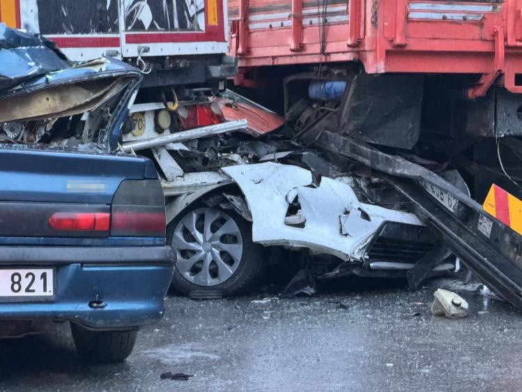 Sakarya’da 8 araçlı feci kaza: 1 ölü, 6 yaralı
