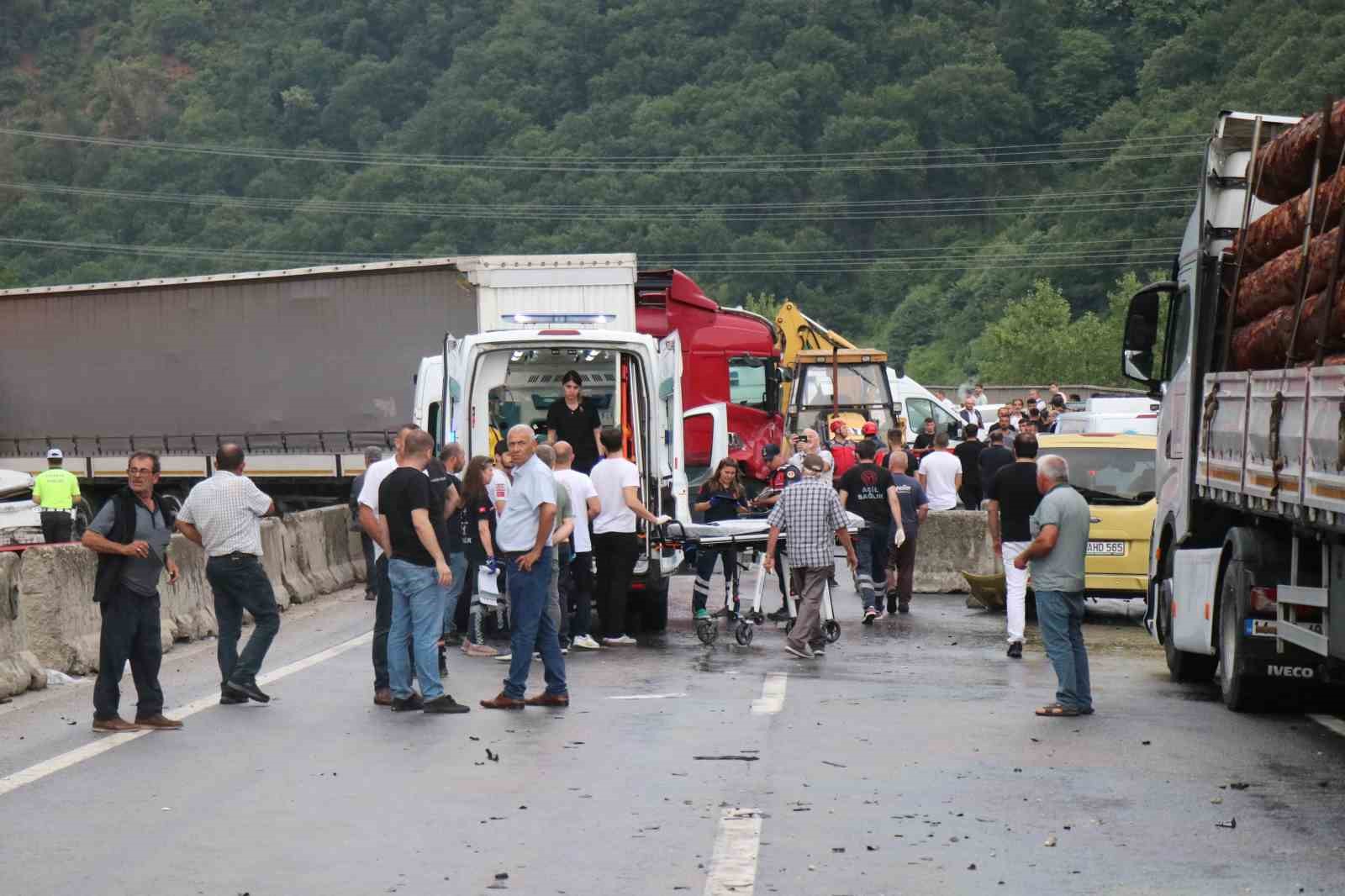 Sakarya’da 8 araçlı feci kaza: 1 ölü, 6 yaralı
