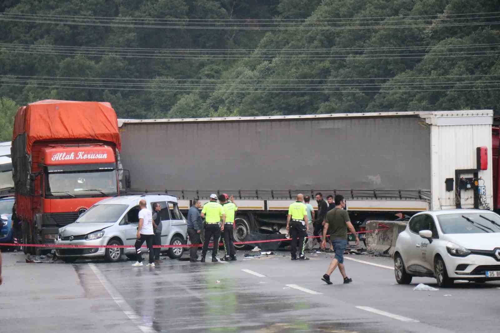 Sakarya’da 8 araçlı feci kaza: 1 ölü, 6 yaralı
