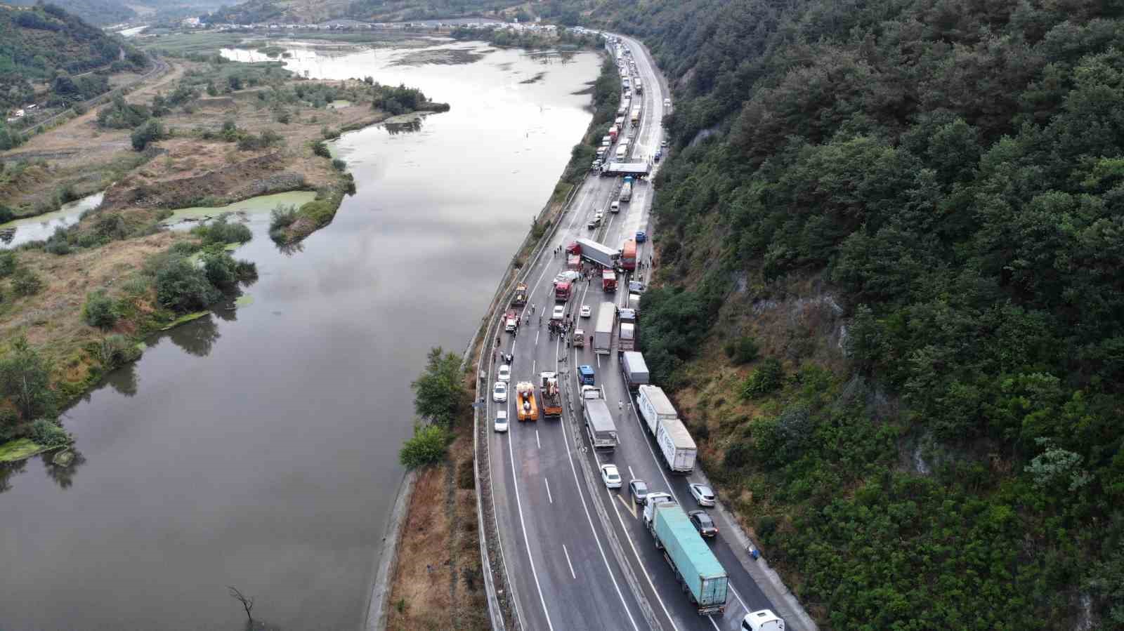 Sakarya’da 8 araçlı feci kaza: 1 ölü, 6 yaralı
