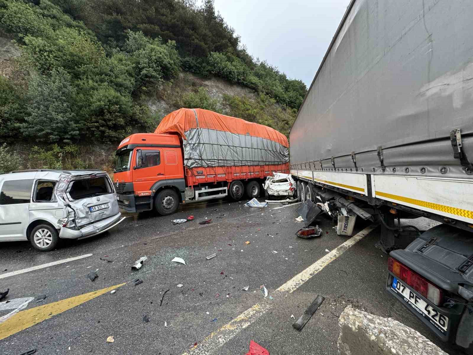 Sakarya’da 8 araçlı feci kaza: 1 ölü, 6 yaralı
