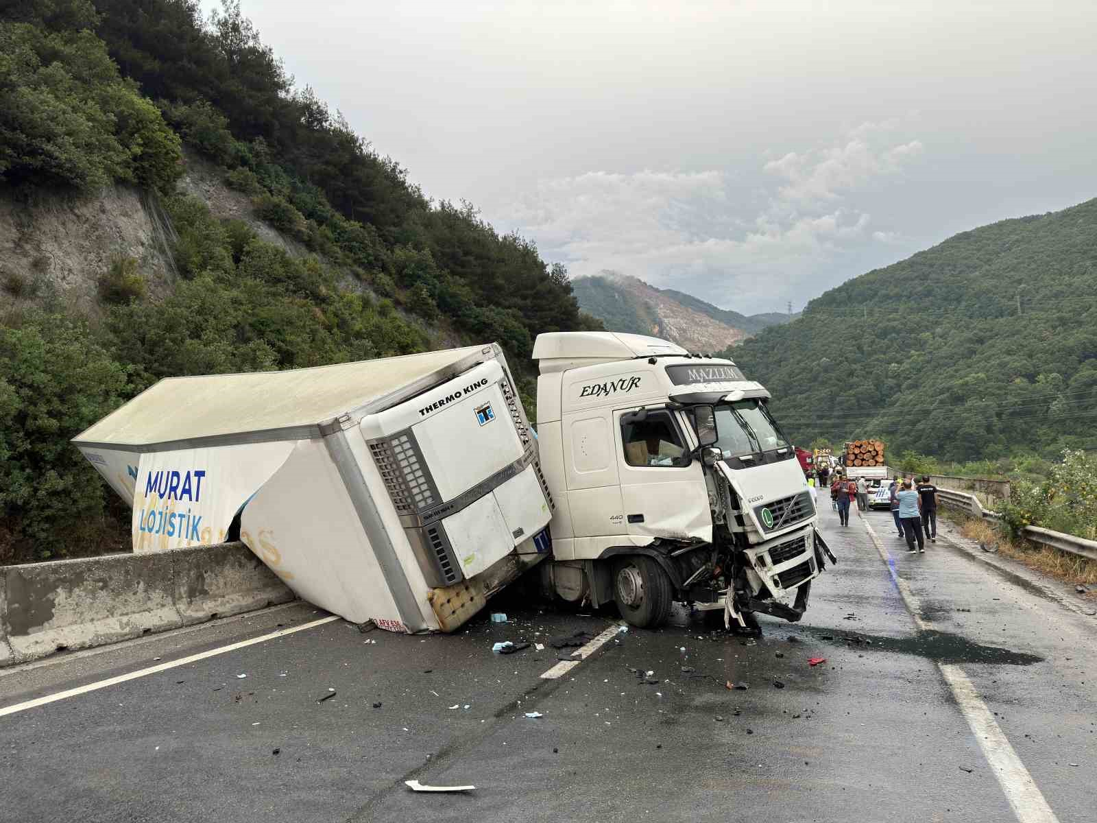 Sakarya’da 8 araçlı feci kaza: 1 ölü, 6 yaralı
