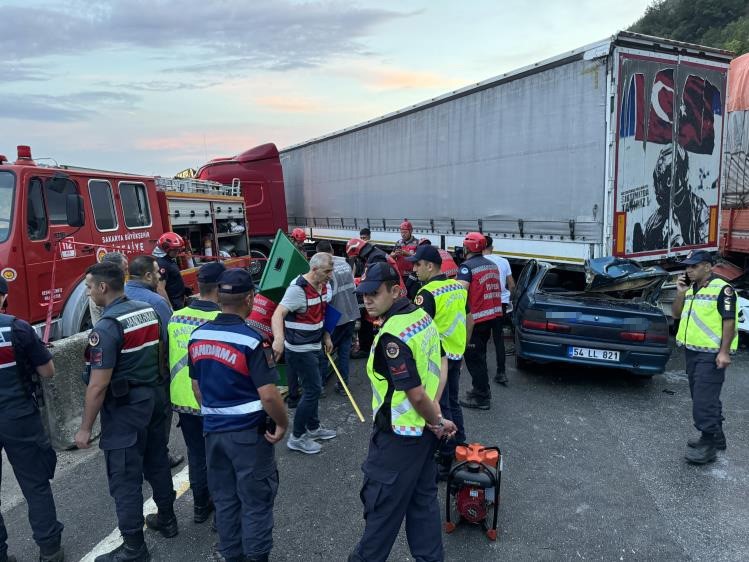 Sakarya’da 8 araçlı feci kaza: 1 ölü, 6 yaralı
