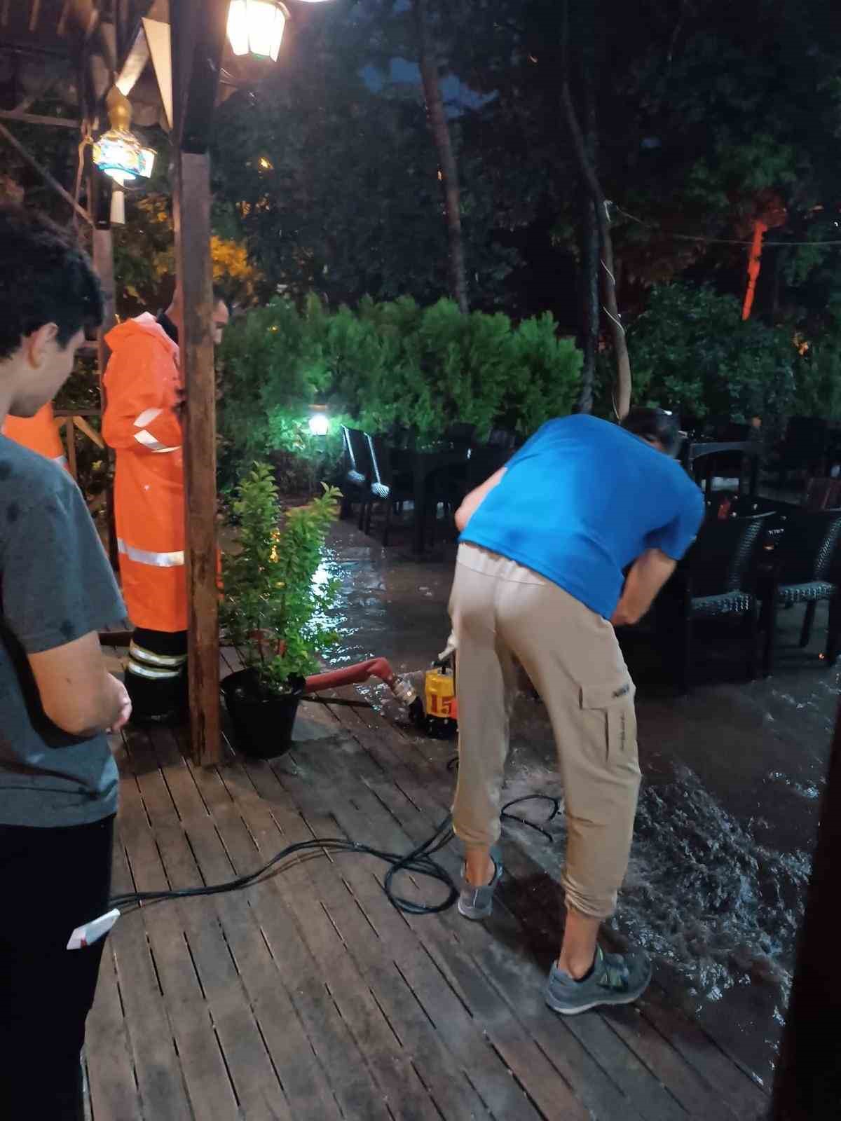 Burdur’da yağış bir anda geldi, 34 evi su bastı
