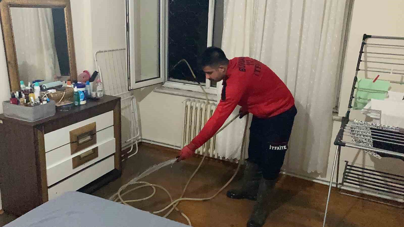 Burdur’da yağış bir anda geldi, 34 evi su bastı
