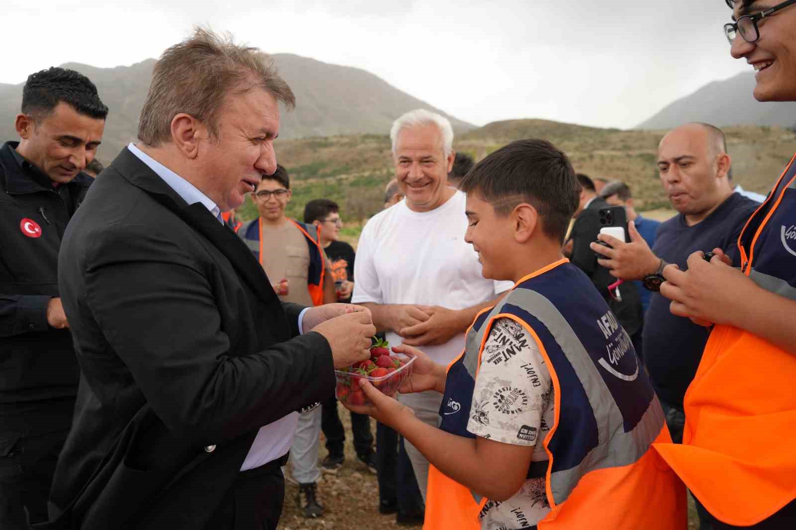 Erzincan’da ’Köyümde Üç Gün’ projesiyle lise öğrencileri teknolojiden uzak köy hayatını deneyimliyor
