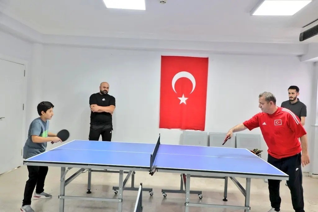 Kars Valisi Polat, gençlerle buluştu, voleybol oynadı
