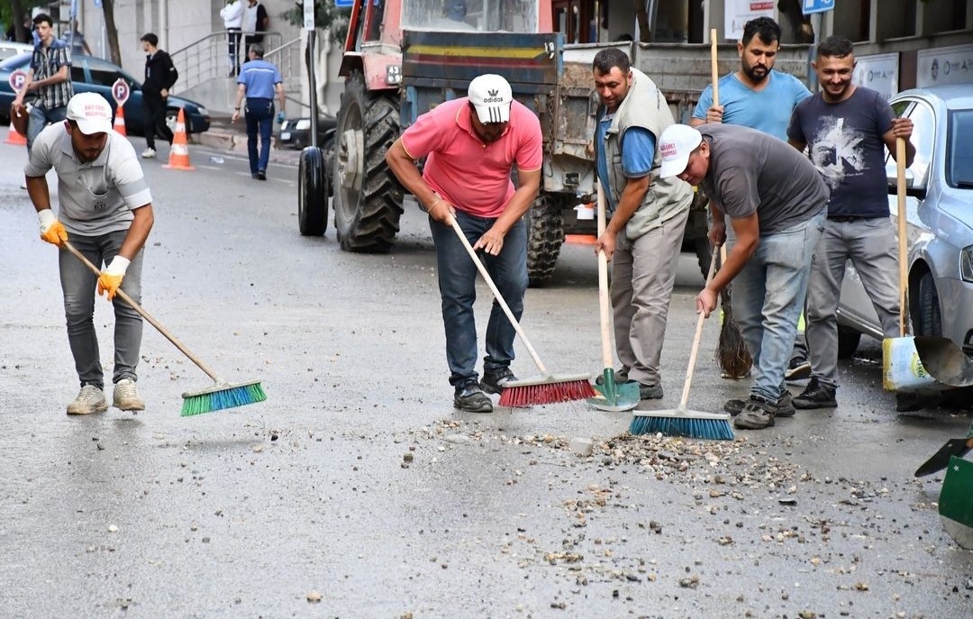 Emet Belediyesinden yoğun yağış sonrası onarım ve temizlik çalışması
