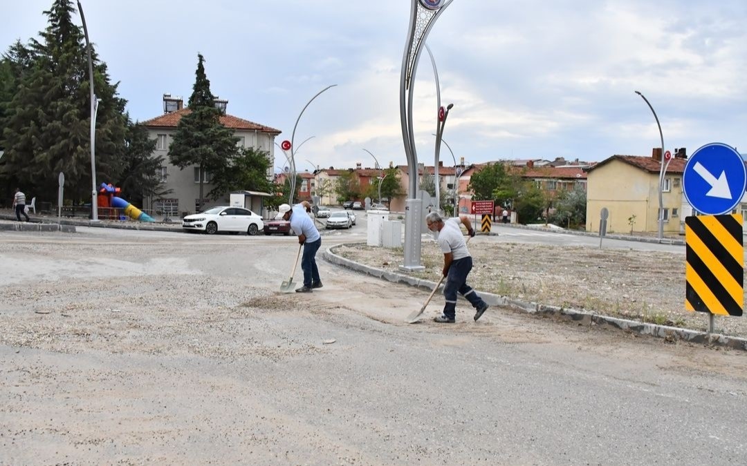 Emet Belediyesinden yoğun yağış sonrası onarım ve temizlik çalışması
