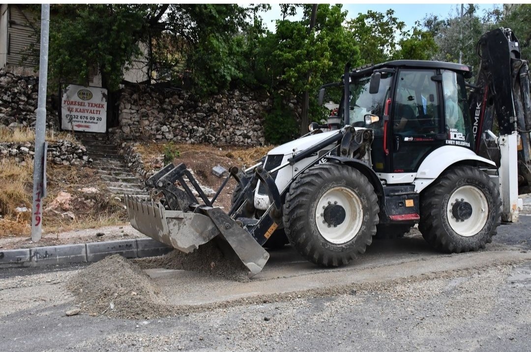 Emet Belediyesinden yoğun yağış sonrası onarım ve temizlik çalışması
