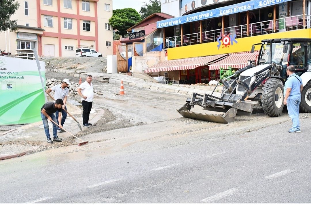 Emet Belediyesinden yoğun yağış sonrası onarım ve temizlik çalışması
