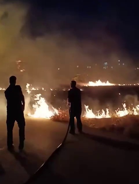 Evlere yakın çıkan yangın korku ve paniğe neden oldu
