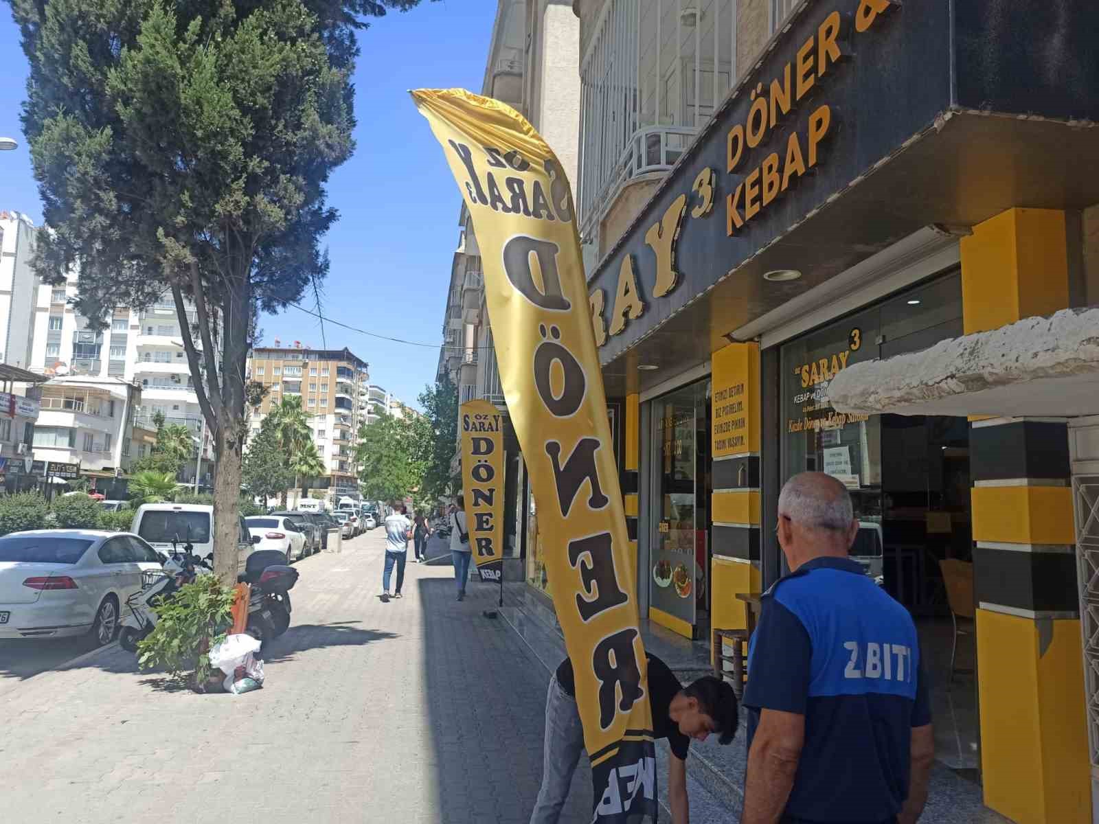 Nizip’te Zabıta ekipleri kaldırım işgallerine geçit vermiyor
