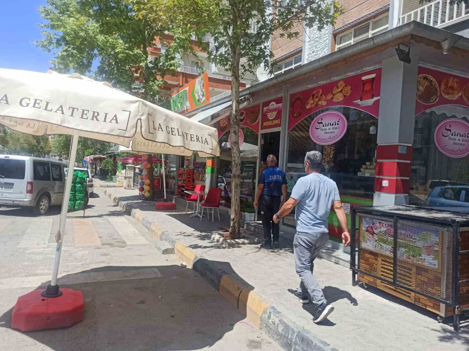 Nizip’te Zabıta ekipleri kaldırım işgallerine geçit vermiyor
