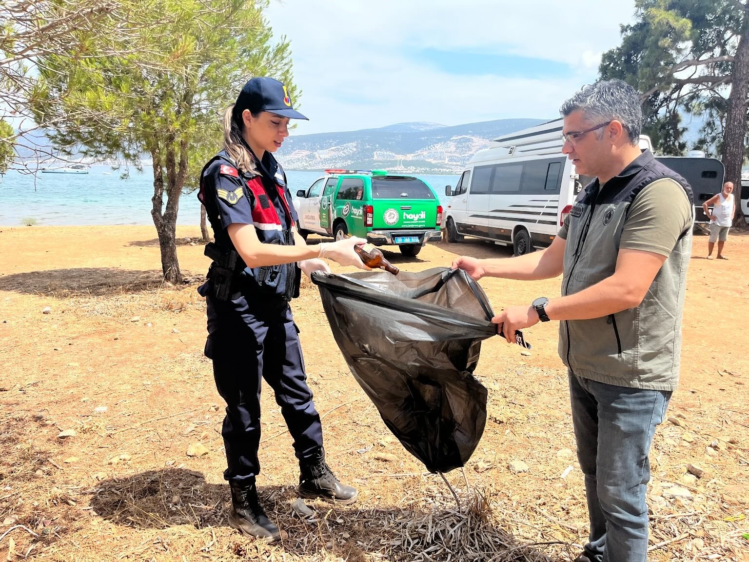 Jandarma atık camları topladı, farkındalık oluşturdu
