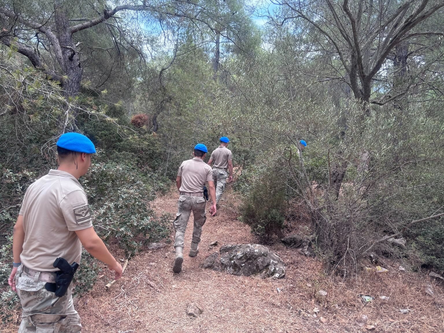 Jandarma atık camları topladı, farkındalık oluşturdu
