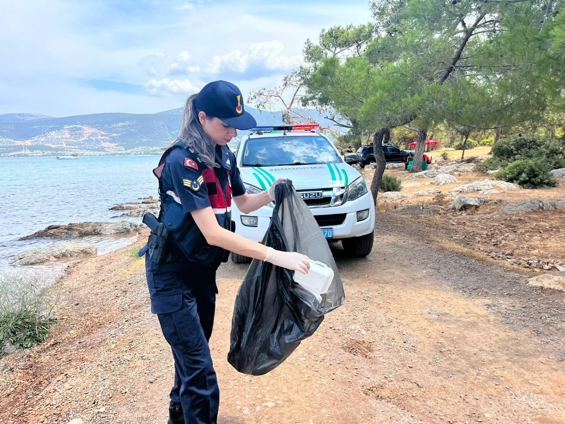 Jandarma atık camları topladı, farkındalık oluşturdu
