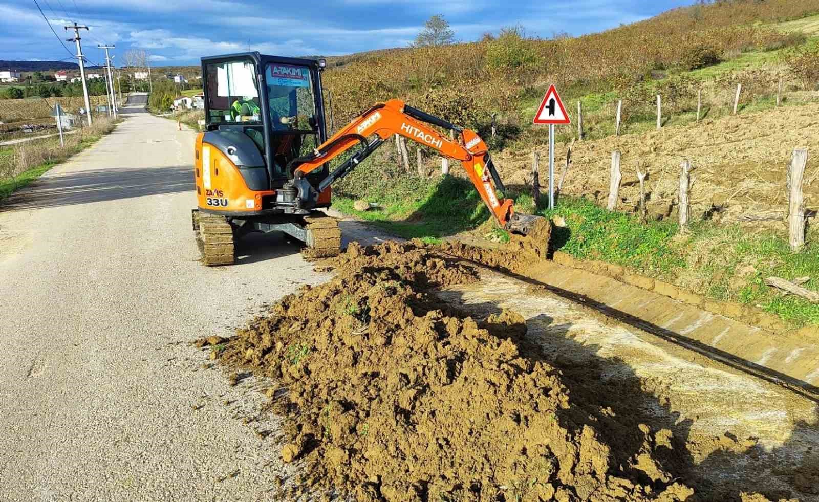 Yol kenarındaki otlar ve çalılar temizleniyor
