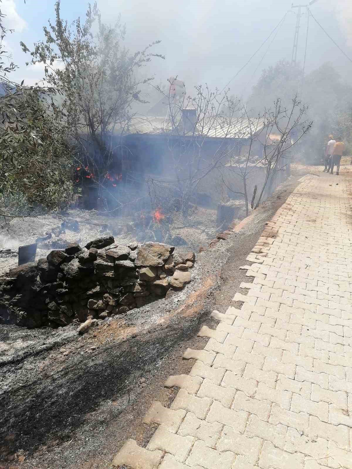 Evde çıkan yangın araziye sıçradı
