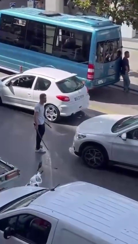 Ümraniye’de samuray kılıçlı maganda trafikte terör estirdi
