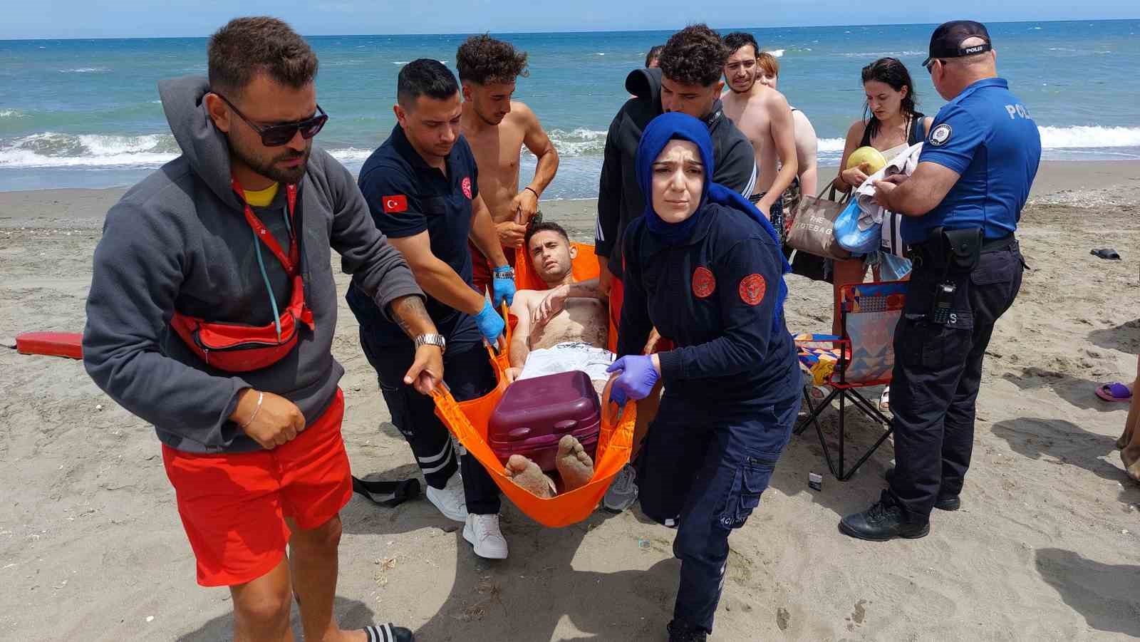 Samsun’da boğulma tehlikesi geçiren genci vatandaşlar kurtardı
